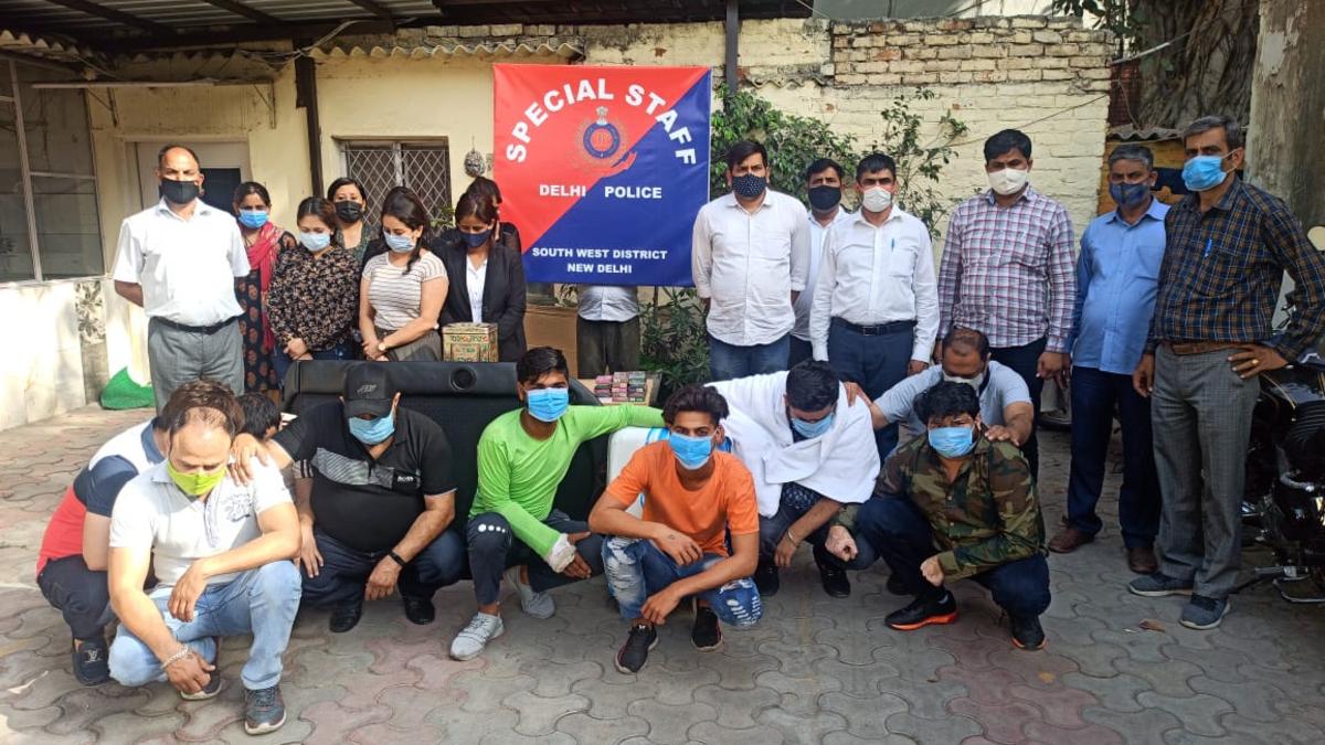 पुलिस ने होटल से 14 लोगों को गिरफ्तार किया है.