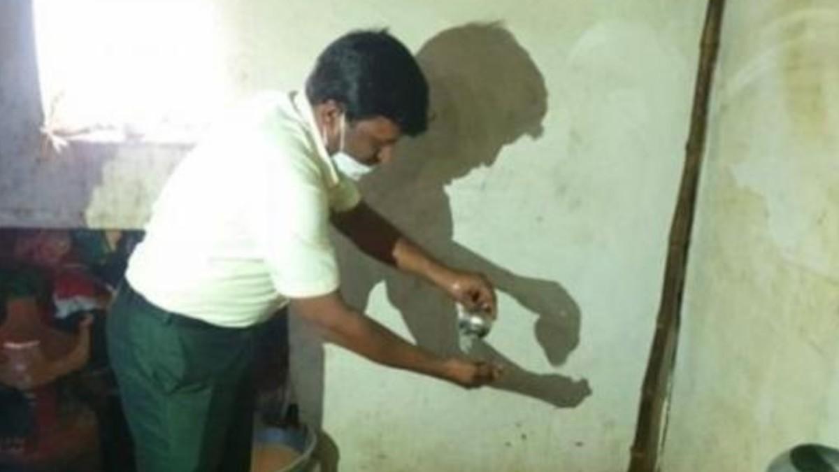 जूठा ग्लास धोते तहसीलदार