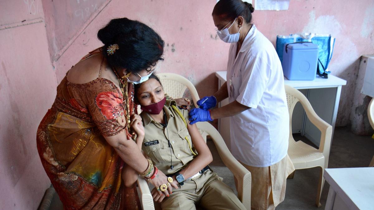 देश में जारी है वैक्सीनेशन का अभियान (फाइल फोटो: PTI)