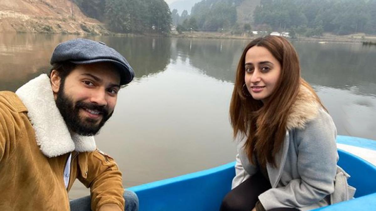 पत्नी नताशा संग हनीमून पर निकले वरुण धवन? बोट राइड लेते शेयर की सेल्फी