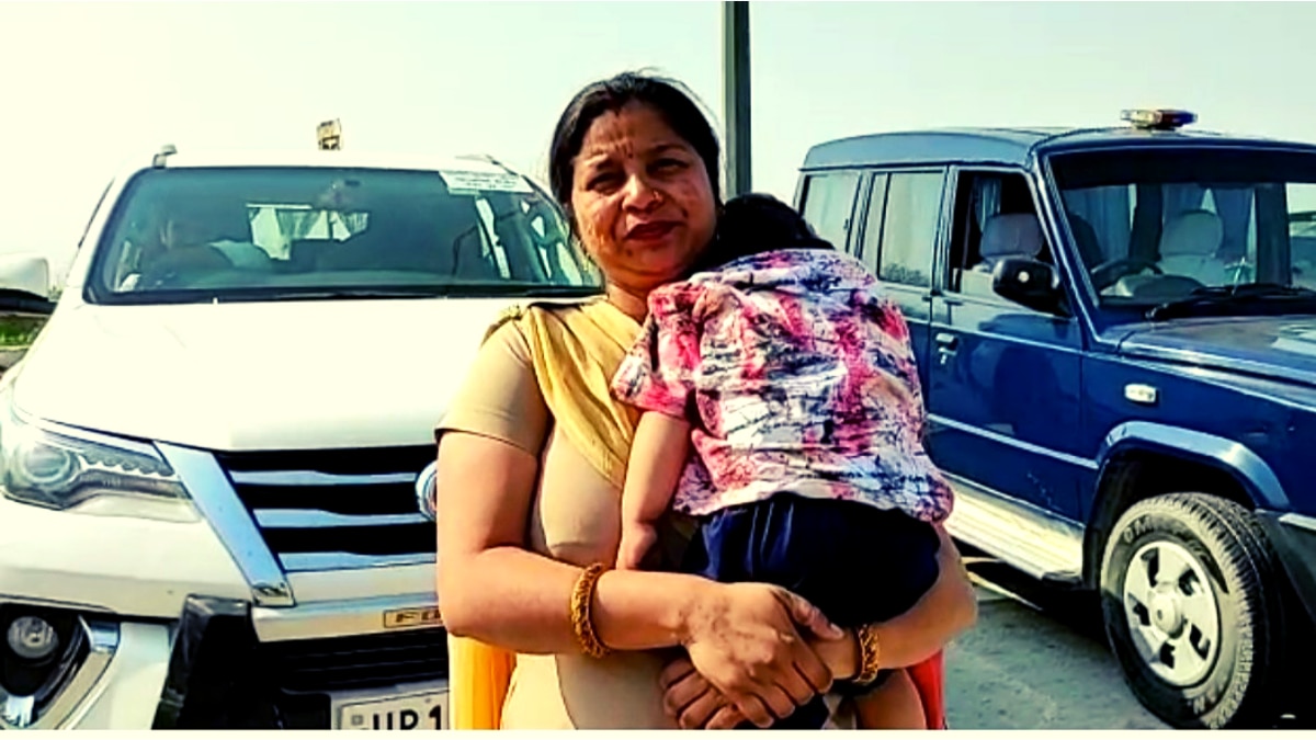 महिला कांस्टेबल रेणुका अपने बच्चे के साथ (फाइल फोटो)