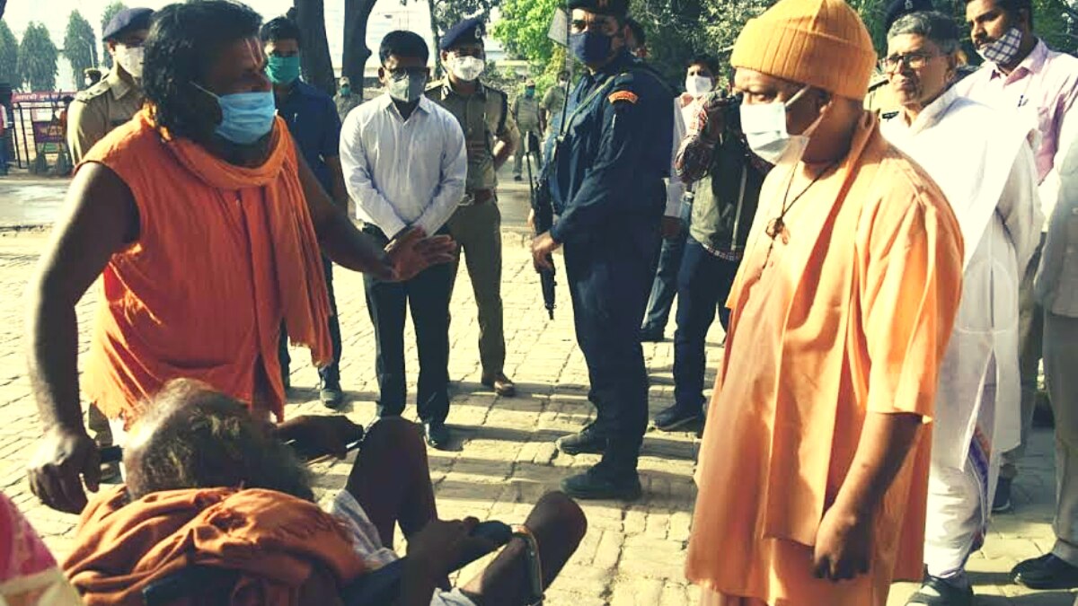 गोरखपुर: व्हील चेयर से आए बुजुर्ग संत पर नजर पड़ी तो खुद मिलने पहुंचे CM योगी