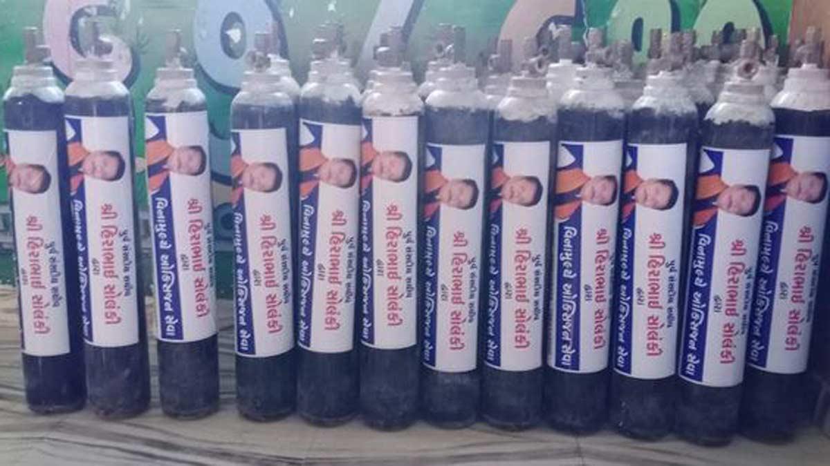 अमरेली के बीजेपी नेता ने छपवाई ऑक्सीजन सिलेंडर पर अपनी फोटो (आजतक)