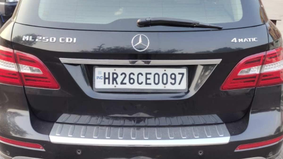 मर्सीडीज कार ने CISF की बेरिकेडिंग को मारी टक्कर (फोटो-अरविंद)