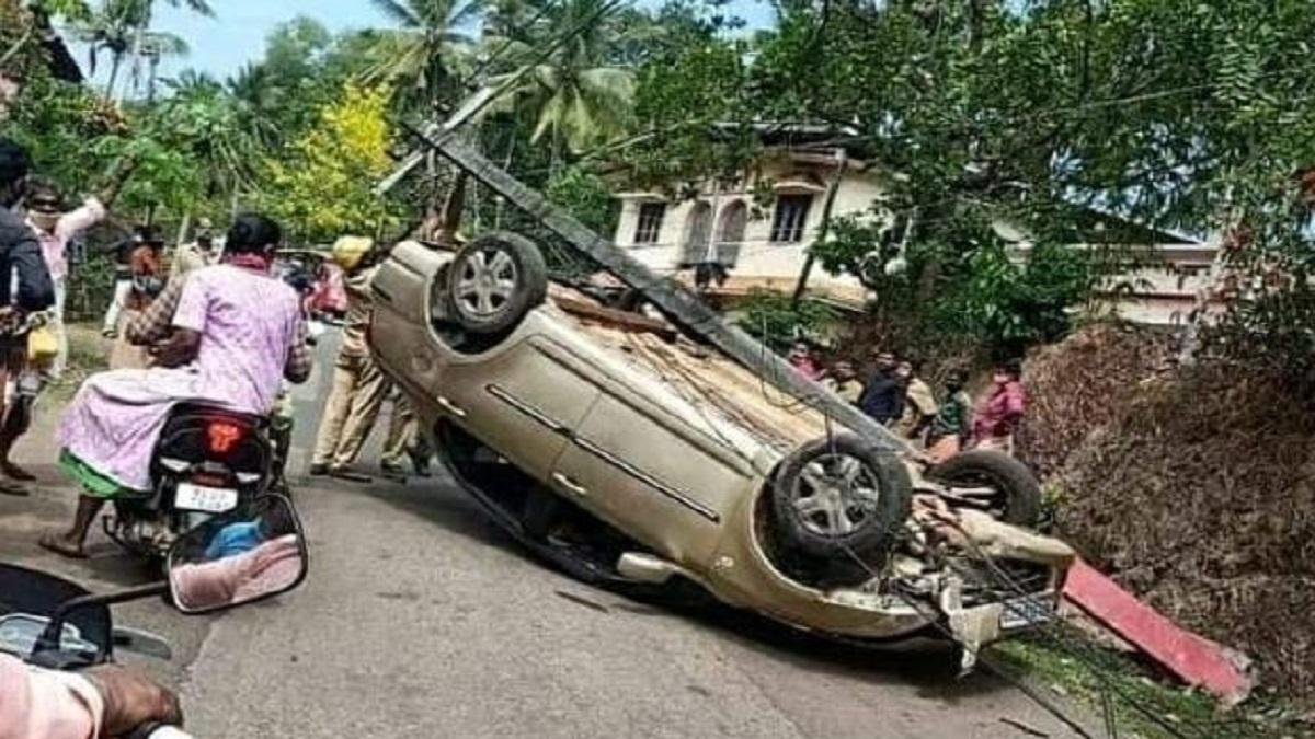 घबराहट में बिजली के खंभे से टकरा कर पलट गई कार (फोटो- आजतक)