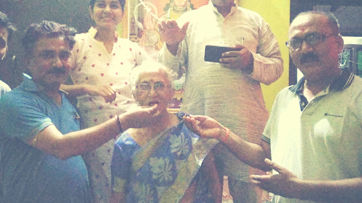 82 साल की बुजुर्ग महिला अपने परिवार के साथ 