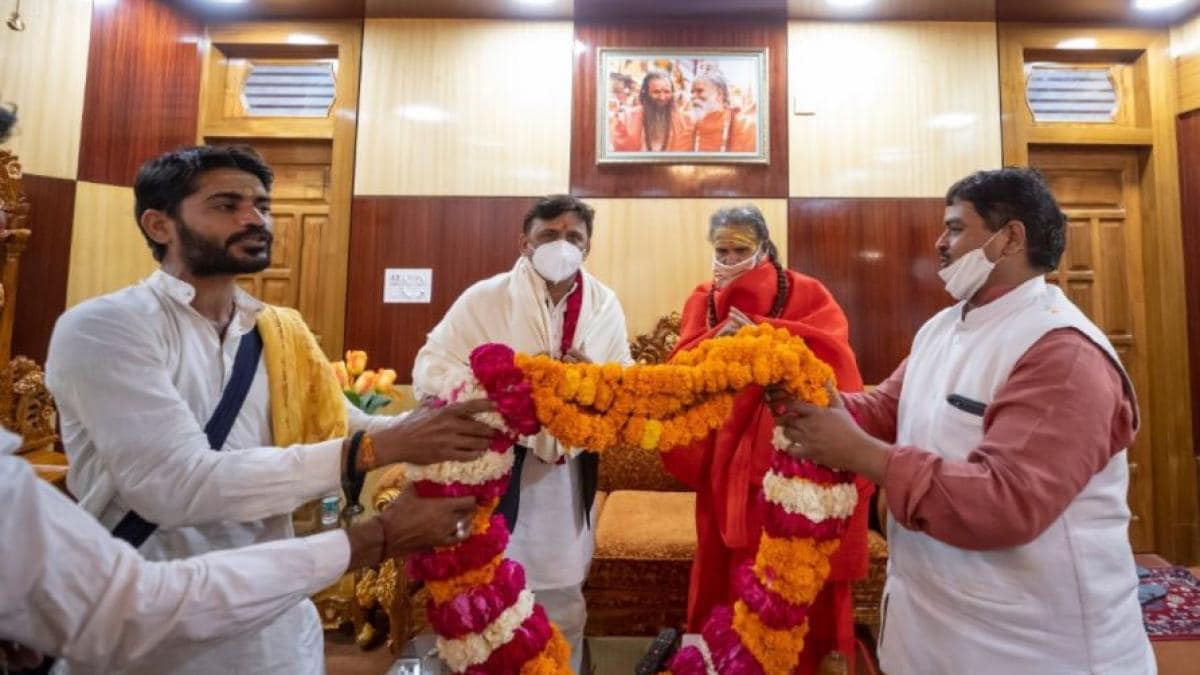 हरिद्वार: अखिलेश यादव ने नहीं किया कोरोना प्रोटोकॉल का पालन, संक्रमित महंत नरेंद्र गिरि से की मुलाकात - Haridwar SP Chief akhilesh Yadav met Covid positive Mahant ...