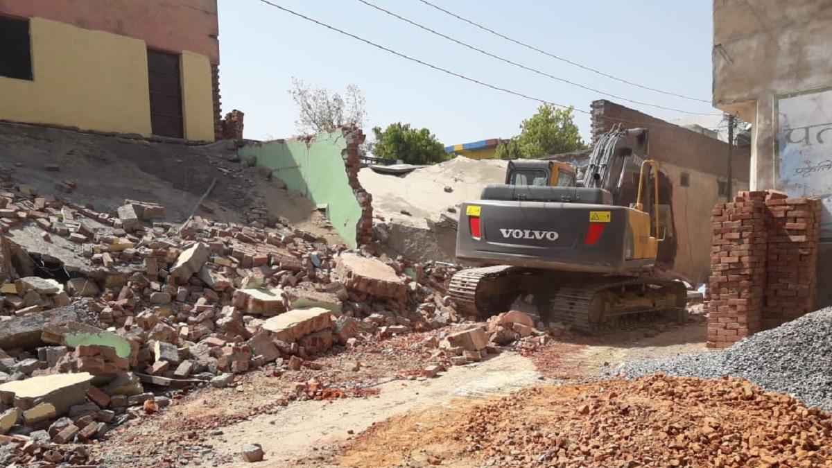 कॉलेज के भवन पर चला बुलडोजर