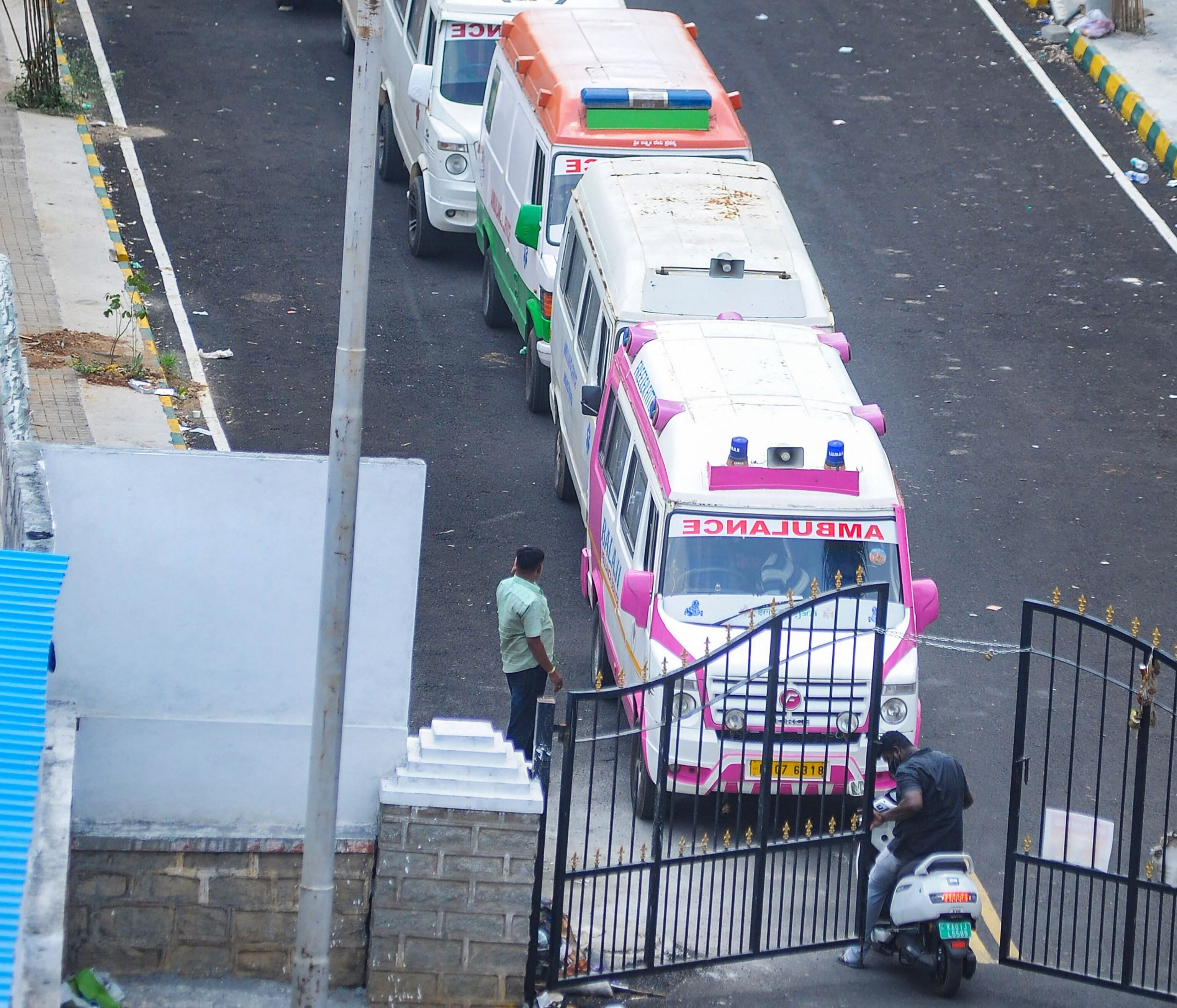 बेंगलुरु के शवागृह के बाहर लगी एम्बुलेंस की कतार (फोटो: PTI)