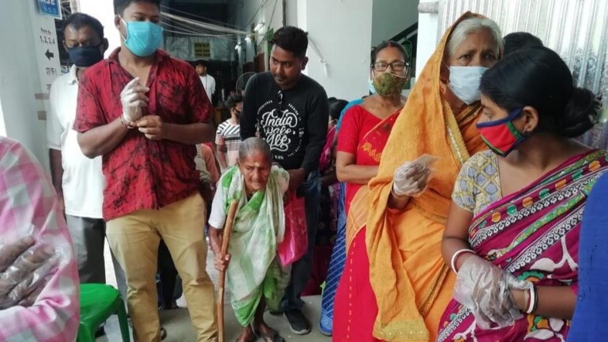बंगाल समेत कई राज्यों में जारी है मतदान (पोलिंग बूथ की तस्वीर)