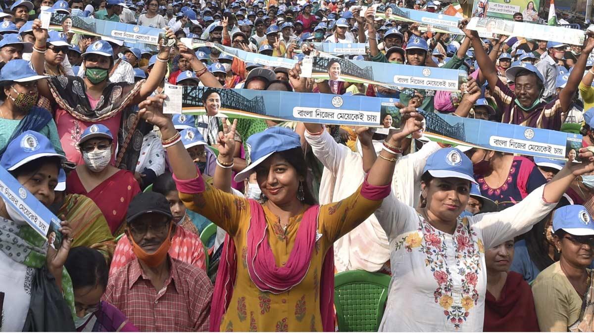 बंगाल में चुनाव प्रचार के दौरान कोरोना गाइडलाइंस का पालन नहीं हो रहा (पीटीआई)