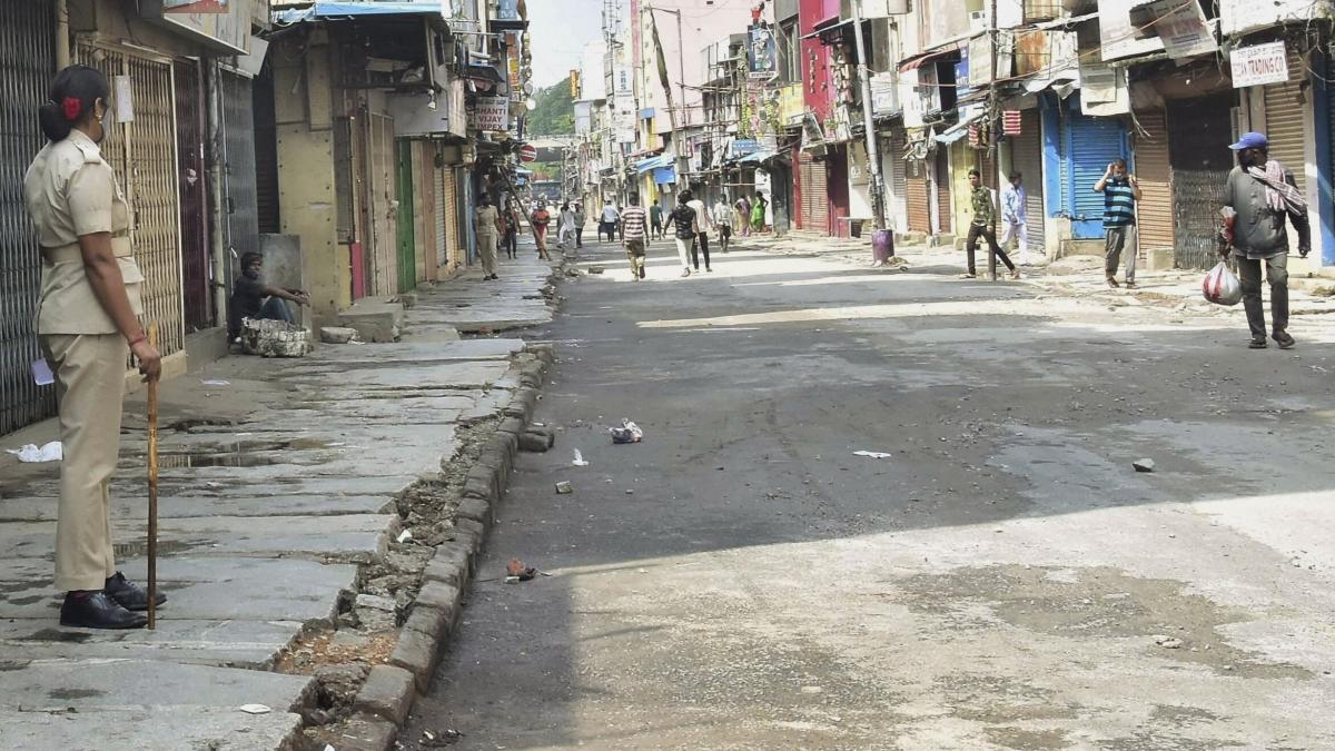 कर्नाटक में लागू की गई सख्त पाबंदियां (फोटो: PTI)