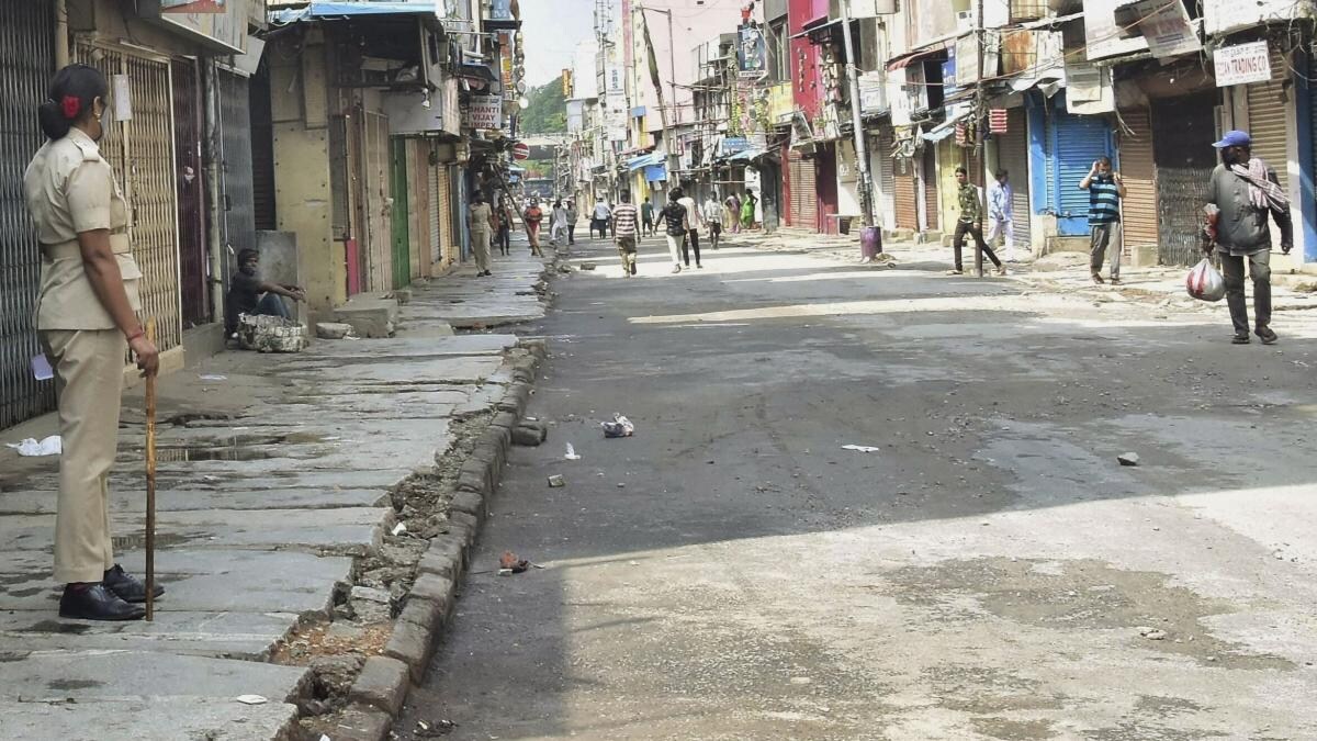 कर्नाटक: 14 दिनों के लिए लॉकडाउन जैसी पाबंदियां, CM बोले- दिल्ली-महाराष्ट्र से भी ज्यादा कहर - Karnataka lockdown restrictions cm bs yediyurappa essential services corona - AajTak
