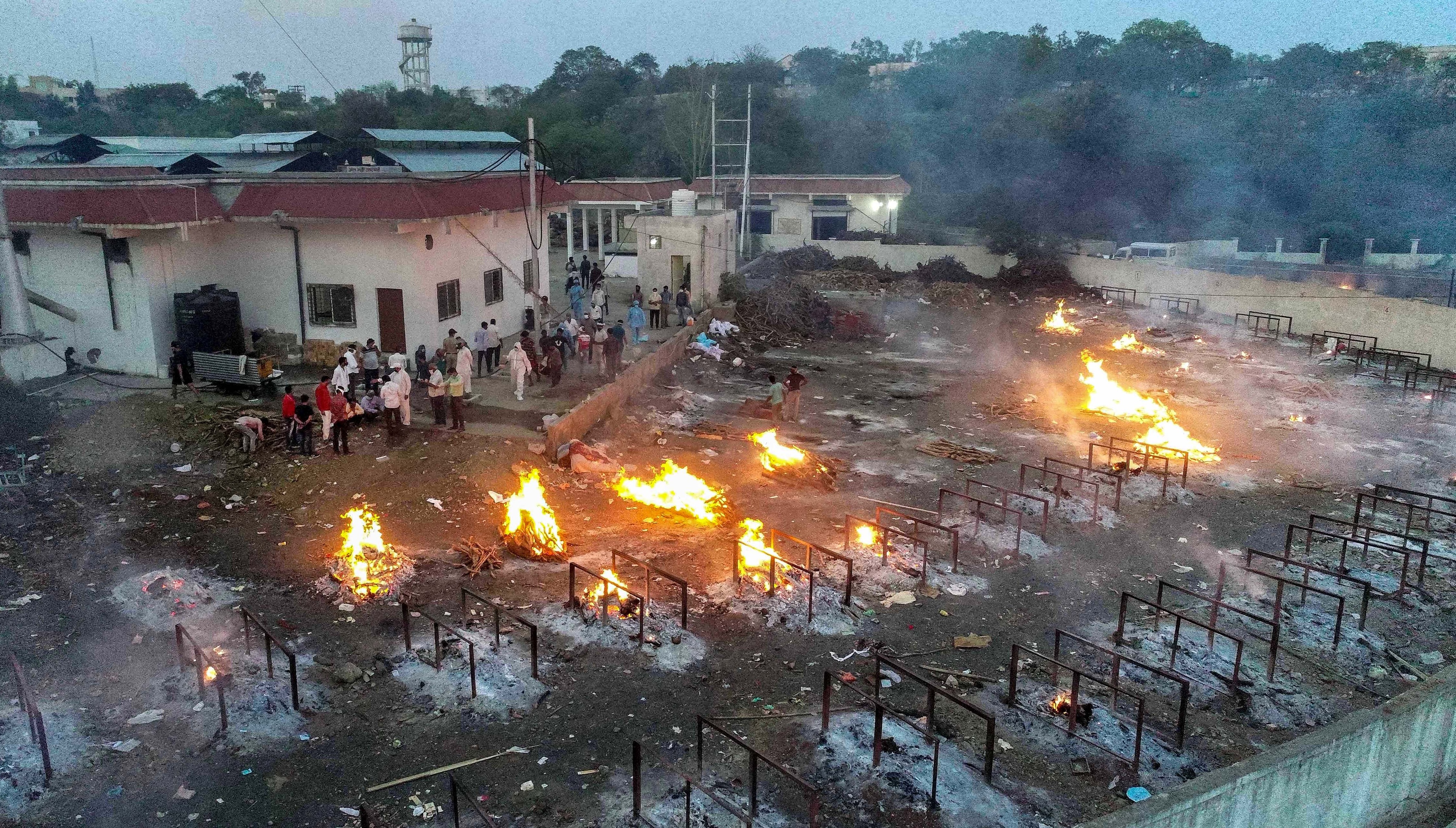 भोपाल के एक श्मशान घाट में जलती कोविड मरीजों की चिताएं (फोटो: PTI)
