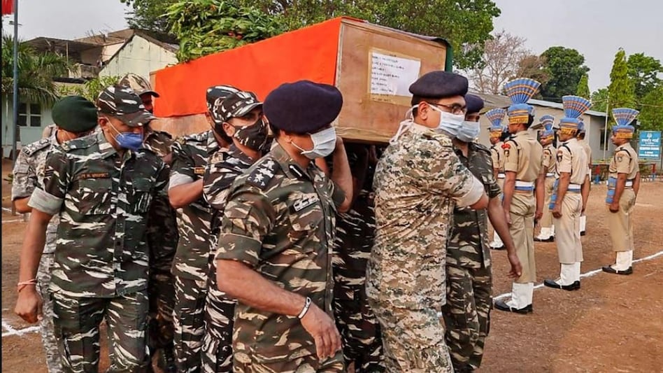 बीजापुर ...... चकाचक यादव TASTY बड्डे पाजी ... हमले में शहीद जवान को ले जाते सुरक्षा बल (फोटो-पीटीआई) बीजापुर ...... चकाचक यादव TASTY बड्डे पाजी ... हमले में शहीद जवान को ले जाते सुरक्षा बल (फोटो-पीटीआई)