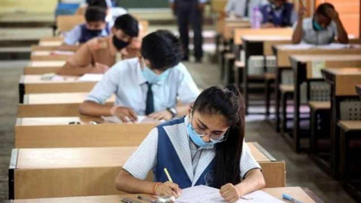 कोरोना संक्रमण के चलते ICSE और ISC बोर्ड परीक्षाएं स्थगित, CISCE ने दी जानकारी - corona pandemic CISCE board exams ICSE and ISC Board Exam 2021 Postponed lbse - AajTak