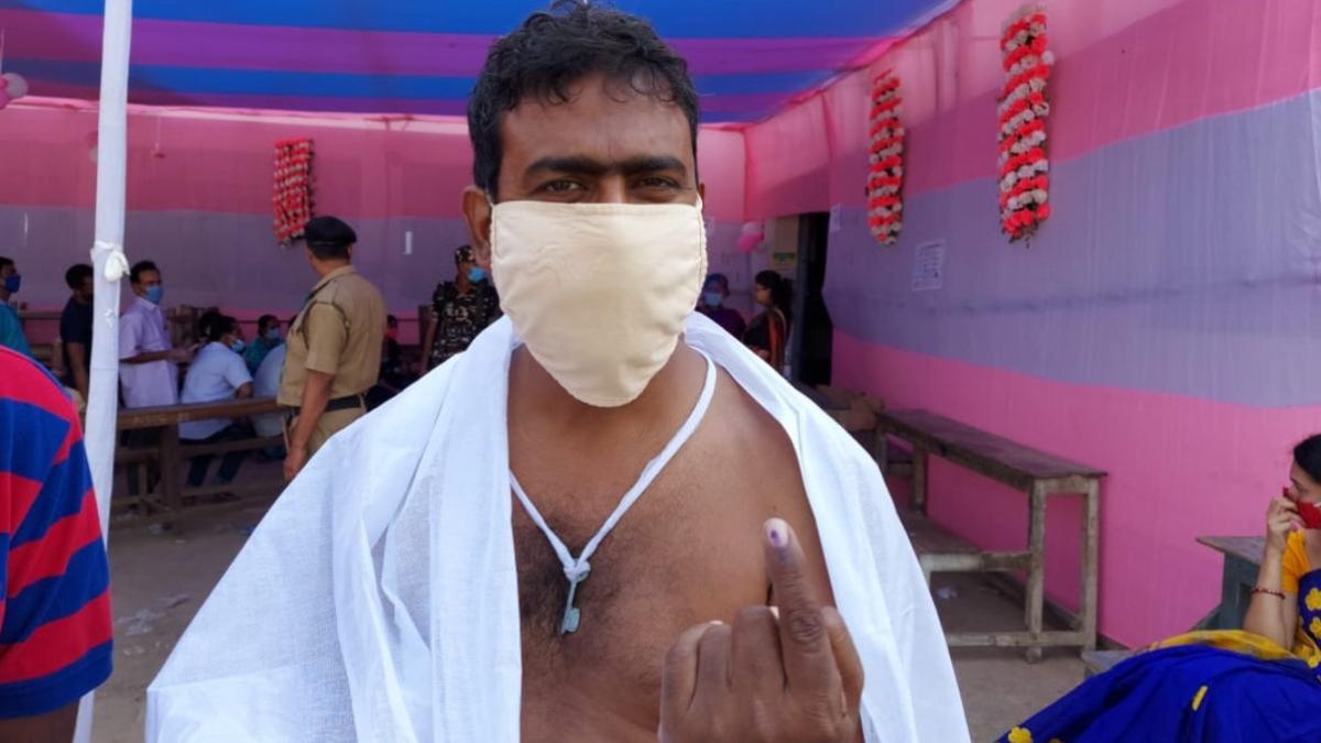 पिता का अंतिम संस्कार करने के बाद डाला वोट