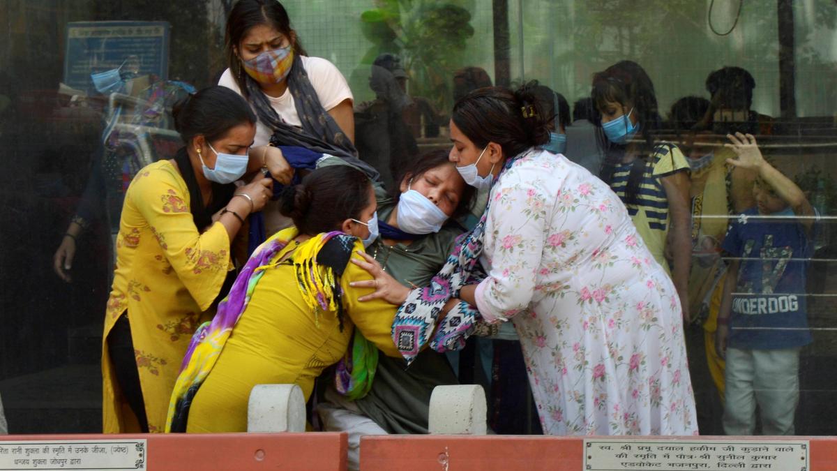 देश में कोरोना का ग्राफ तेजी से बढ़ रहा है और मौत का आंकड़ा भी (फोटो-PTI)