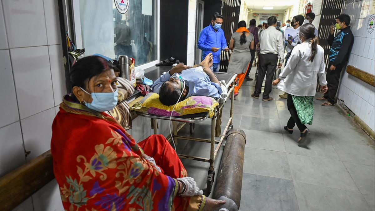 उत्तर प्रदेश के कई अस्पतालों में बेड की कमी हो गई है (फाइल फोटो-PTI)