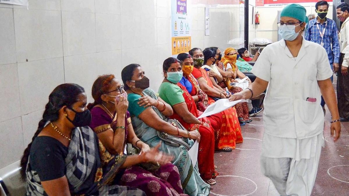 कोरोना वैक्सीनेशन का अभियान जारी (फाइल फोटो: PTI)