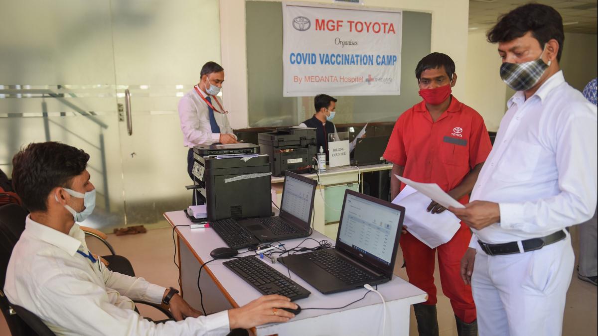 अब दफ्तरों में भी लग सकेगा कोरोना का टीका (फाइल फोटो: PTI)