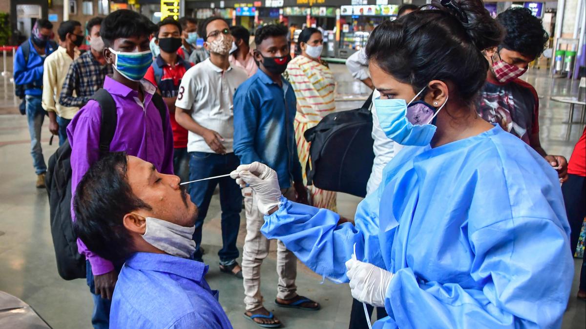 RT-PCR टेस्ट करती स्वास्थ्यकर्मी (फोटो-PTI)