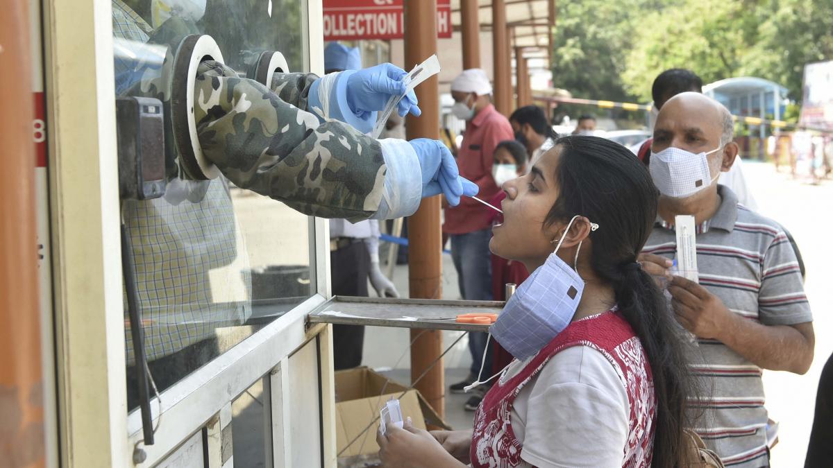 लखनऊ में कोरोना टेस्ट कराते लोग (फोटो-PTI)