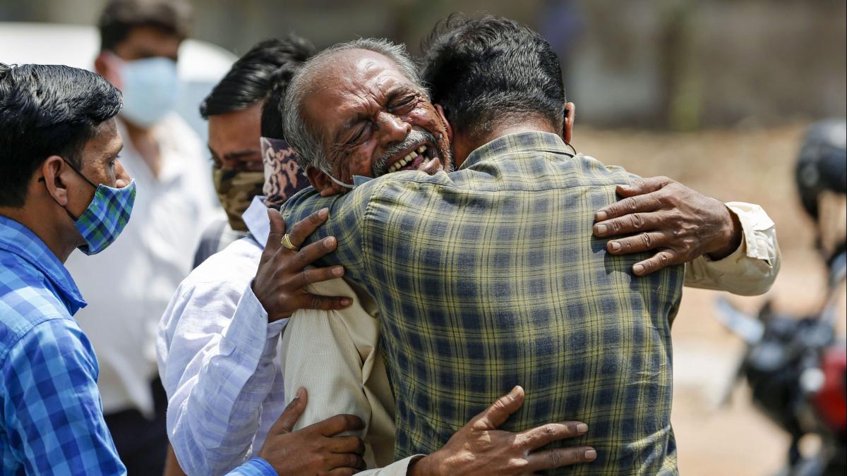 अहमदाबाद के सिविल अस्पताल के बाहर रोते-बिलखते परिजन