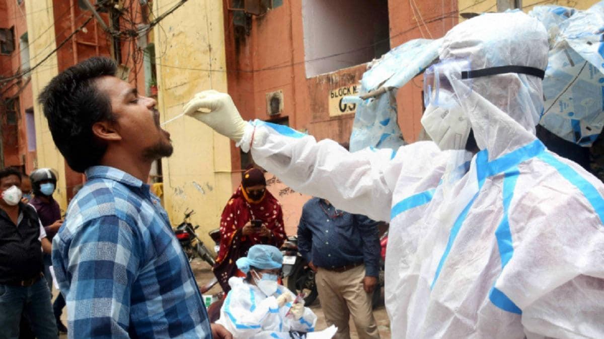 कोरोना जांच के लिए सैम्पल लेता स्वास्थ्यकर्मी (फाइल फोटो)