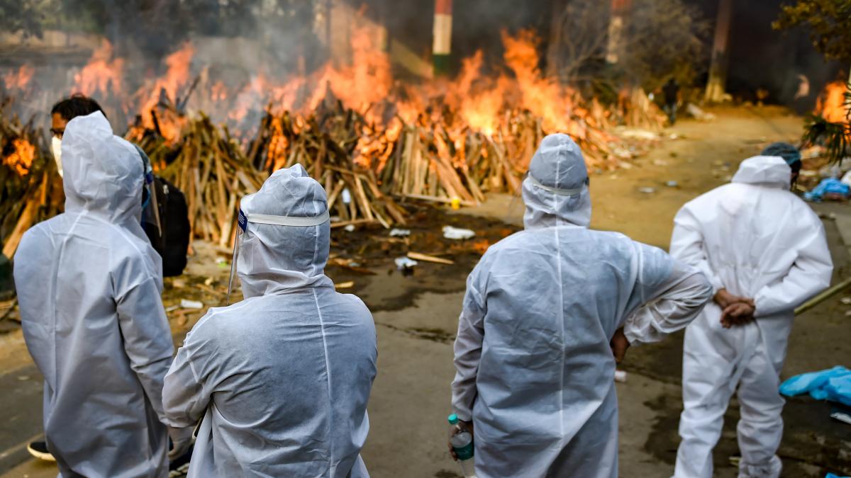 पिछले 24 घंटे में कोरोना से करीब 3500 लोगों की मौत (फोटो-PTI)