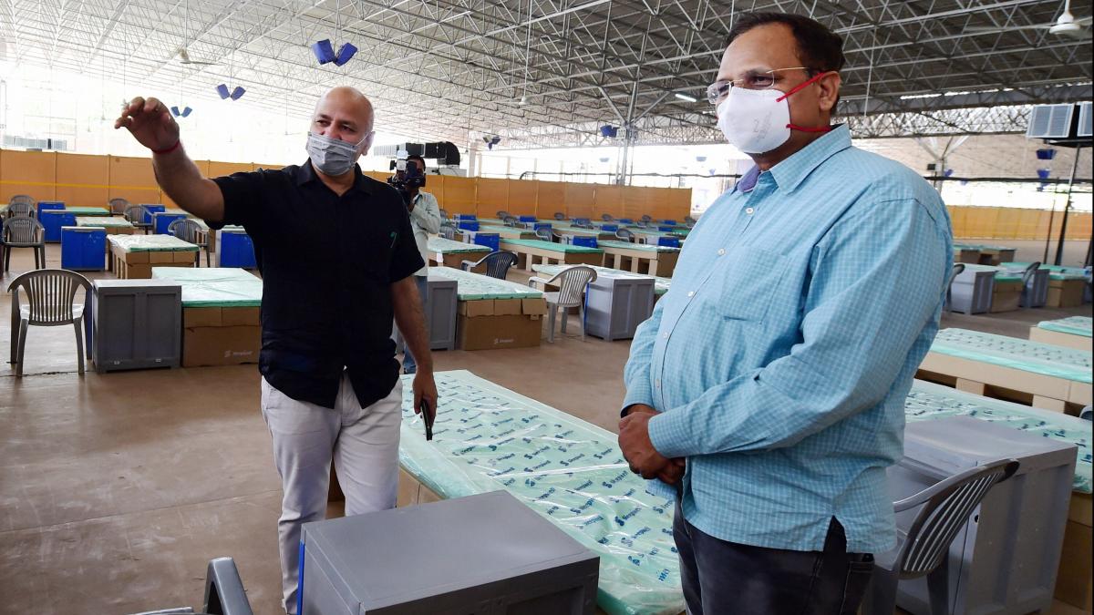 दिल्ली के डिप्टी सीएम मनीष सिसोदिया के साथ स्वास्थ्य मंत्री सत्येंद्र जैन (फोटो-PTI)