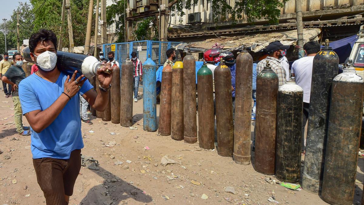 दिल्ली में ऑक्सीजन को लेकर मारामारी जारी (फोटो: PTI)