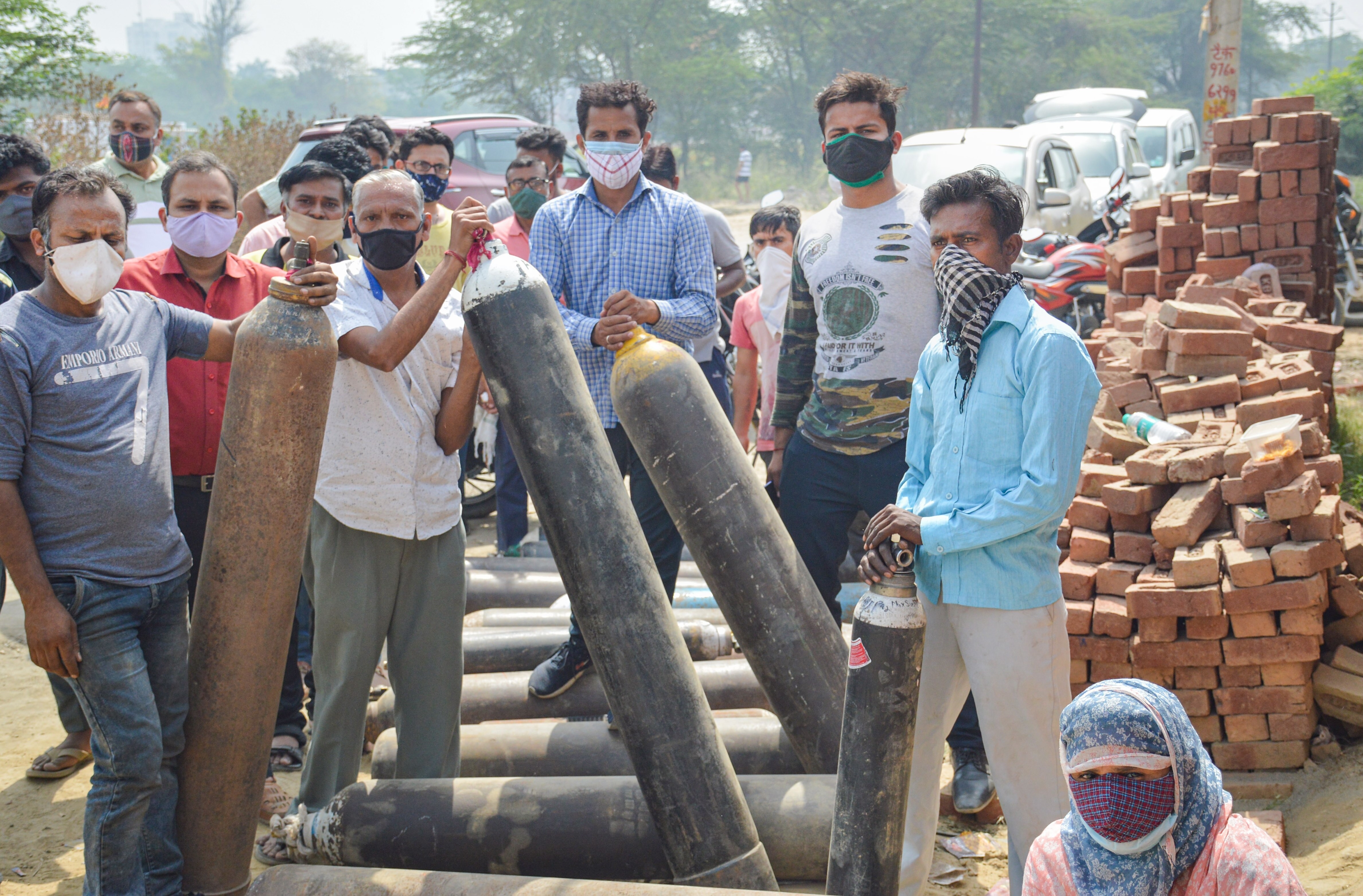 ऑक्सीजन की किल्लत से जूझ रहा मेरठ (PTI)