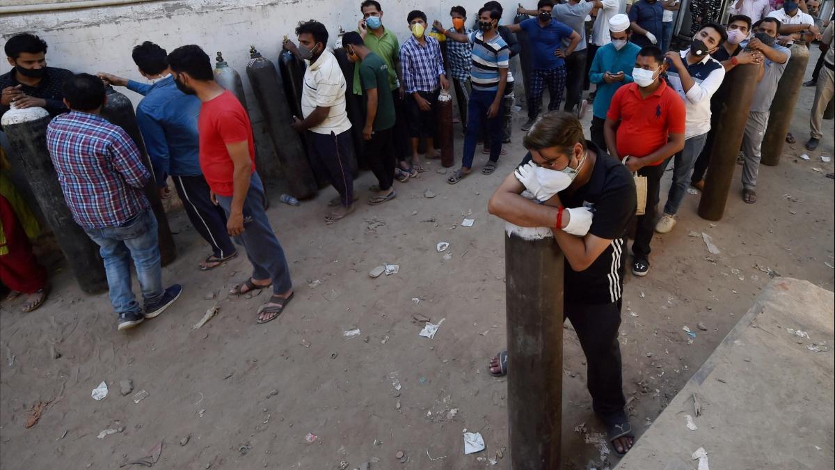 ऑक्सीजन की किल्लत से परेशान दिल्ली (फोटो: PTI)