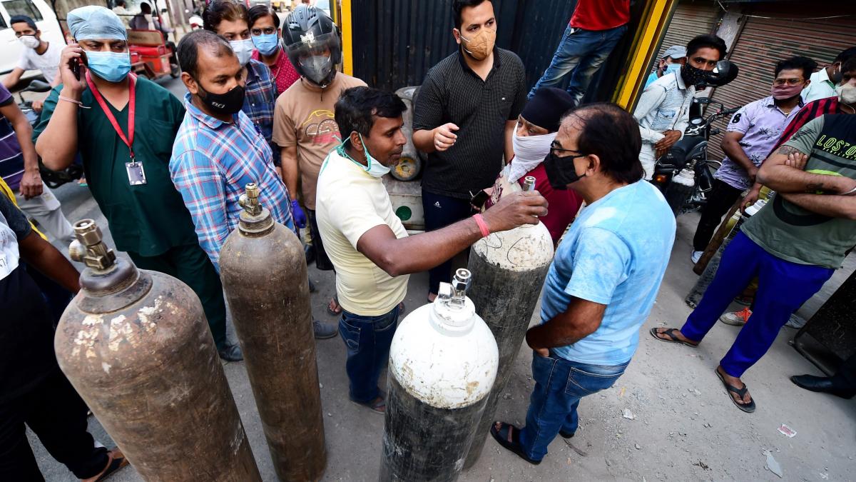 दिल्ली में ऑक्सीजन लेने के लिए खुद एजेंसी पर पहुंच रहे लोग (फोटो: PTI)