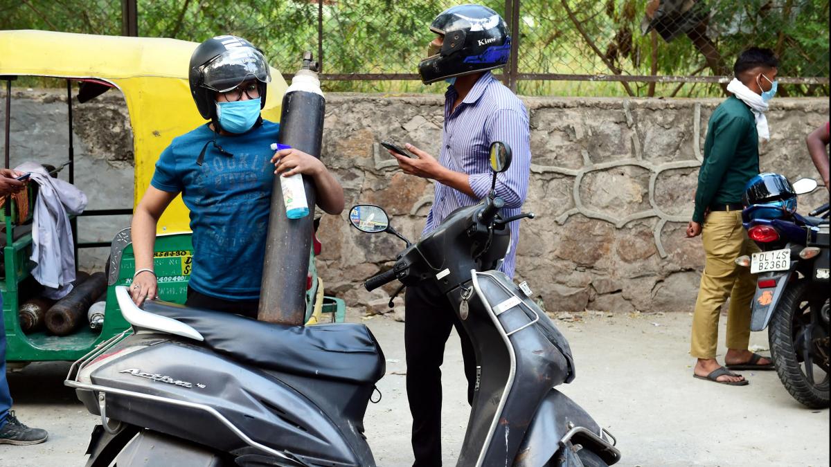 शहर-शहर ऑक्सीजन के लिए जंग, दिल्ली हो या लखनऊ एक जैसे हालात