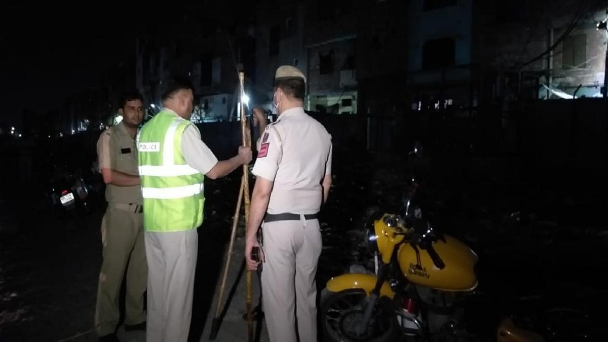 दिल्ली पुलिस पर बदमाशों ने पथराव किया. (फोटो-आजतक)