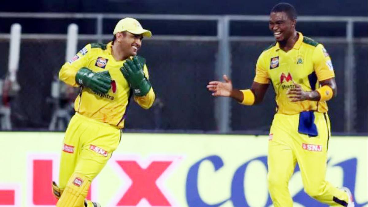 MS Dhoni and Lungi Ngidi (@BCCI)