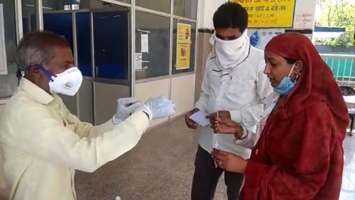 अस्पताल में माली ले रहा कोरोना के सैंपल