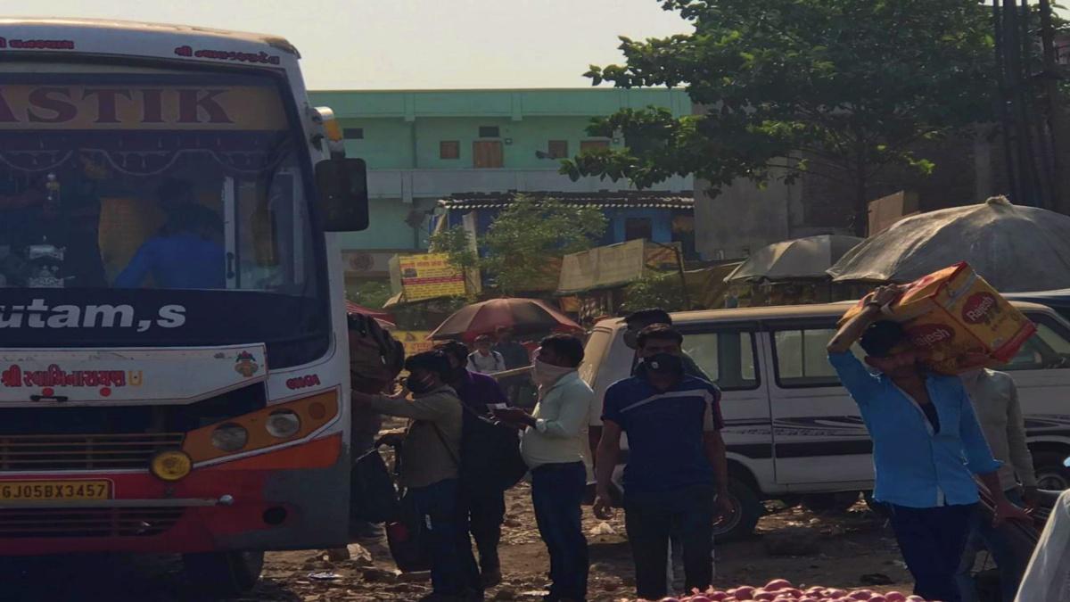 सूरत से घरों को लौटते लोग (फ़ोटो-संजय सिंह )