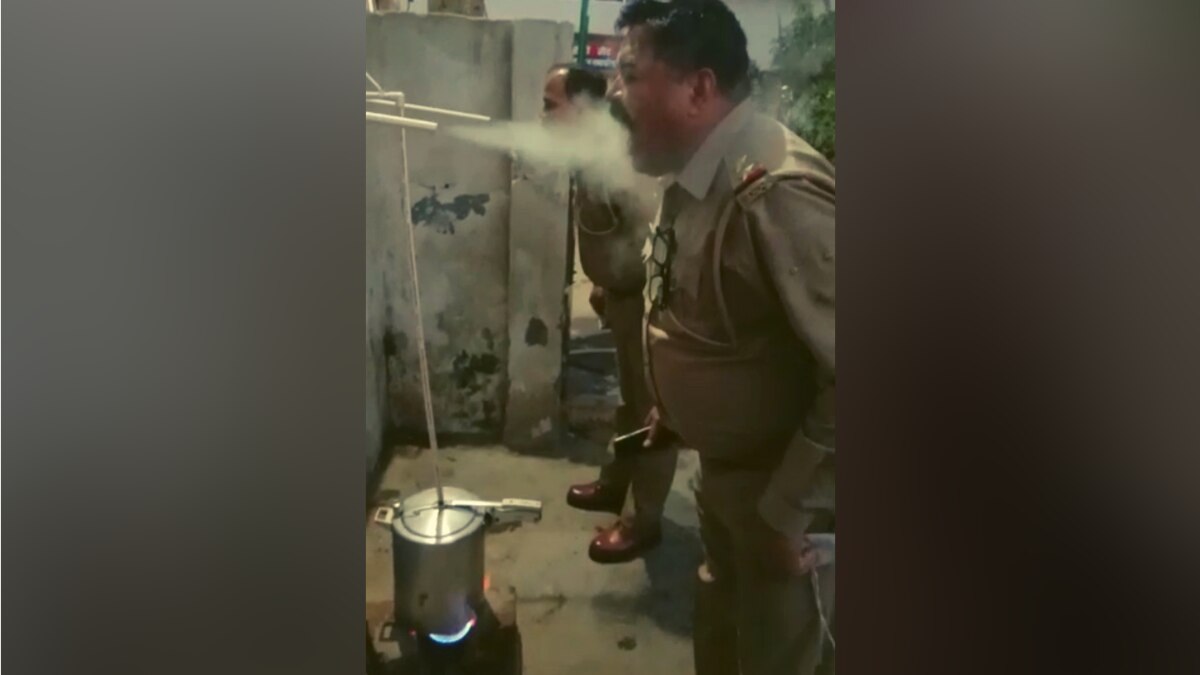 भाप लेते हुए पुलिसकर्मी 