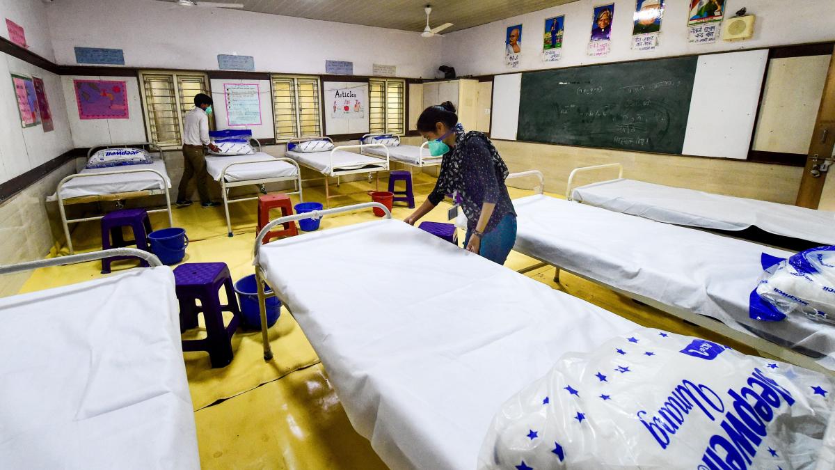 कई स्कूलों में तैयार किए जा रहे अस्थाई अस्पताल (फोटो: PTI)
