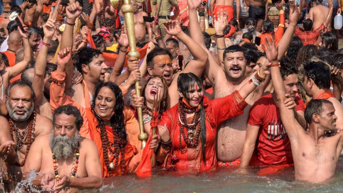 कुंभ मेले के दौरान कोरोना गाइडलाइंस का पालन नहीं किया गया (पीटीआई)