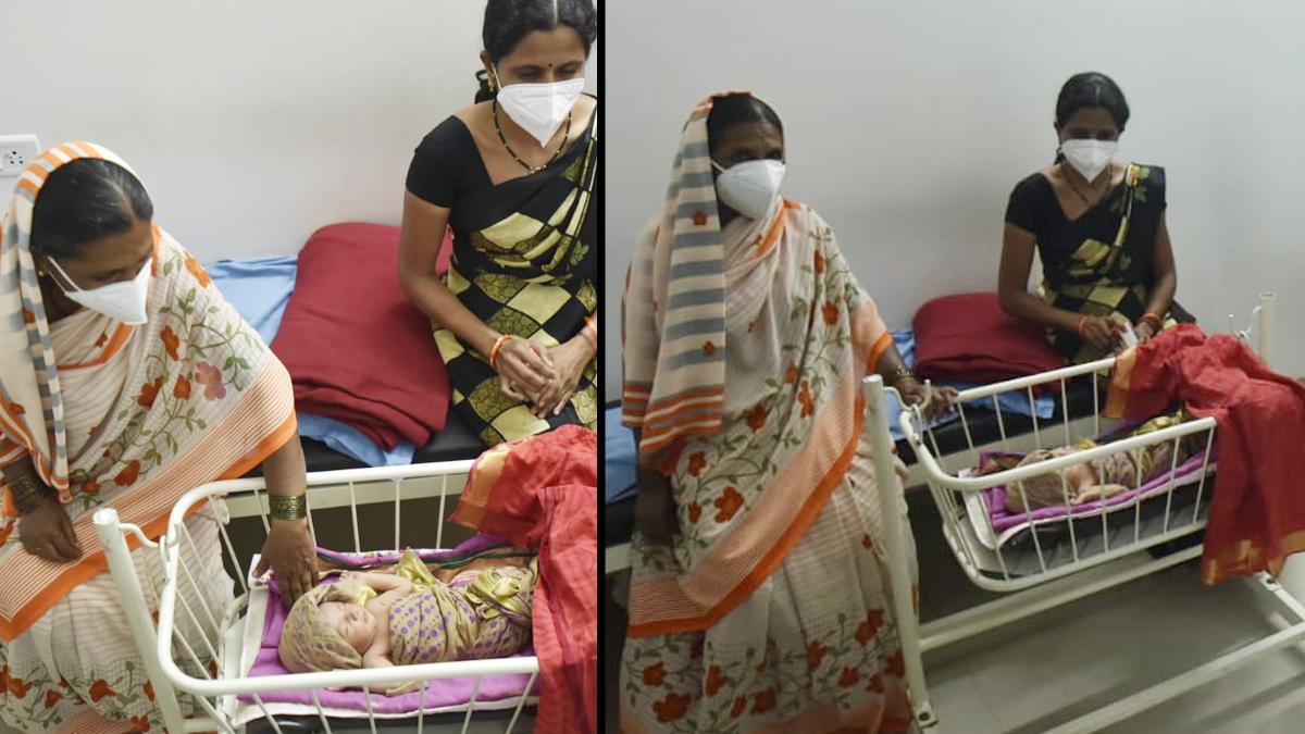 बच्चे की देखभाल करतीं महिलाएं