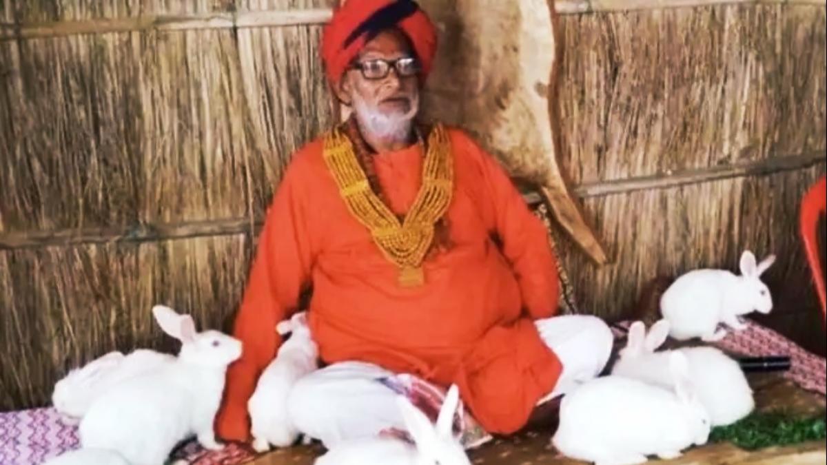 'खरगोश वाले बाबा' कपिल मुनि महाराज (फाइल फोटो)