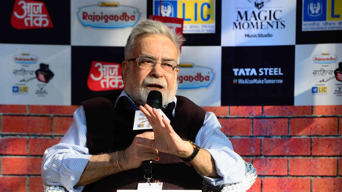 साहित्य आजतक के दौरान गंभीर मुद्रा में साहित्यकार नरेंद्र कोहली