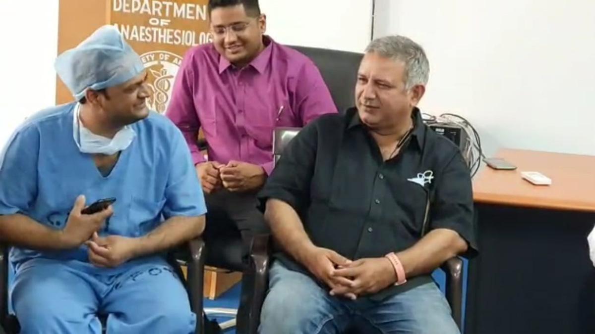 कुमुद मिश्रा अस्पताल में डॉक्टर के साथ 