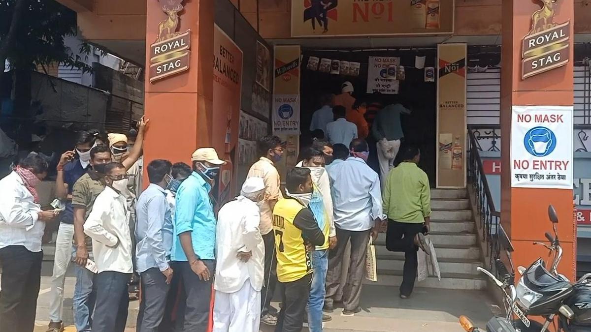 शराब की दुकानों पर लगी लंबी लाइनें 