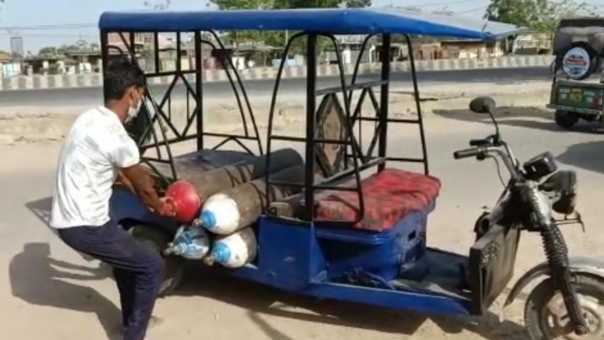 लखनऊ में ऑक्सीजन सिलेंडर के लिए मारामारी की हालत (फोटो: Aajtak)