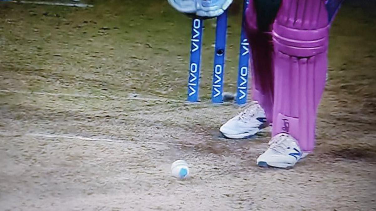 गेंद पर दिखा नीले रंग का मार्क